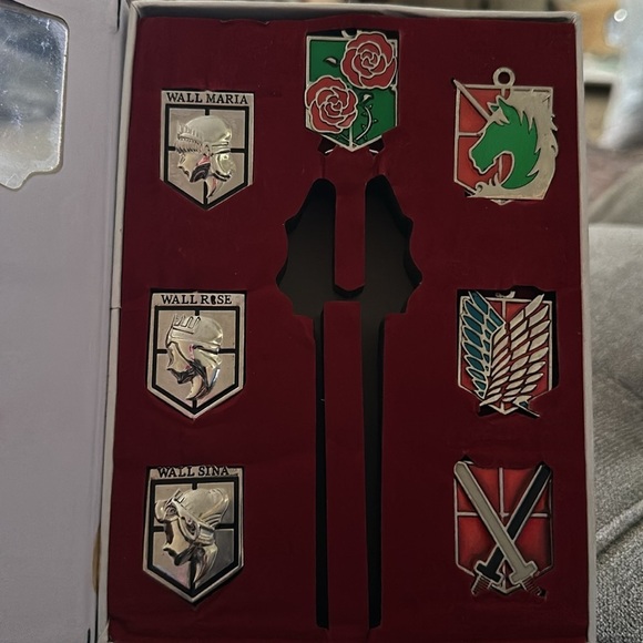 Attack on Titan Box Set - Picture 4 of 9